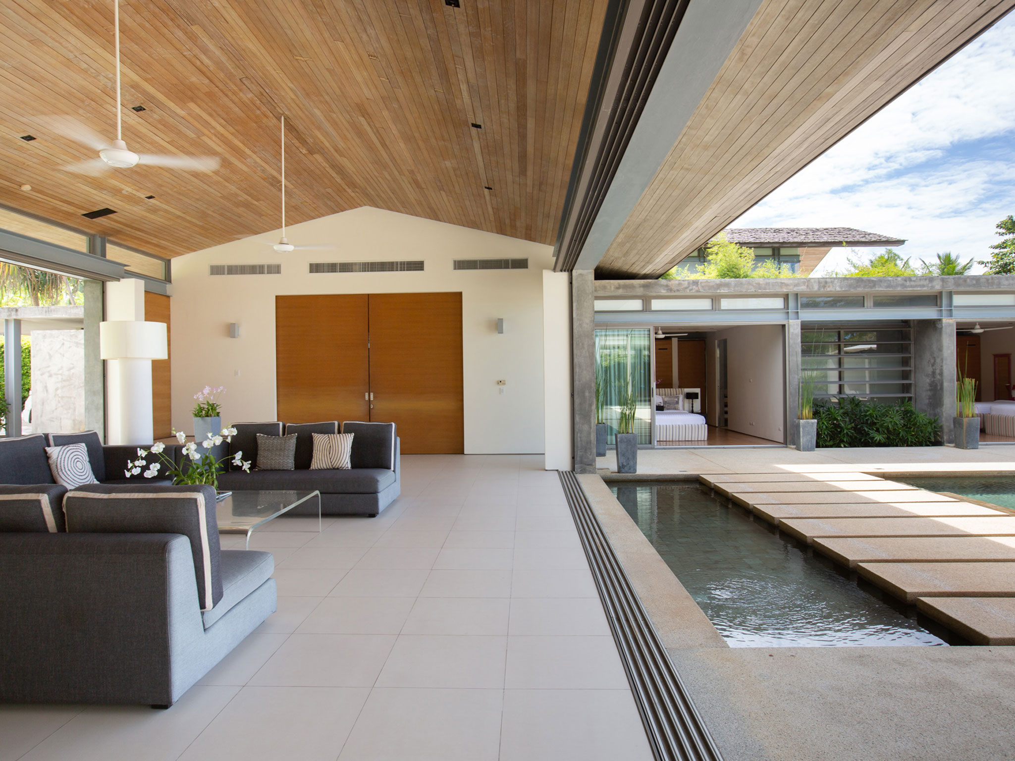 004 Villa Essenza - Poolside living area