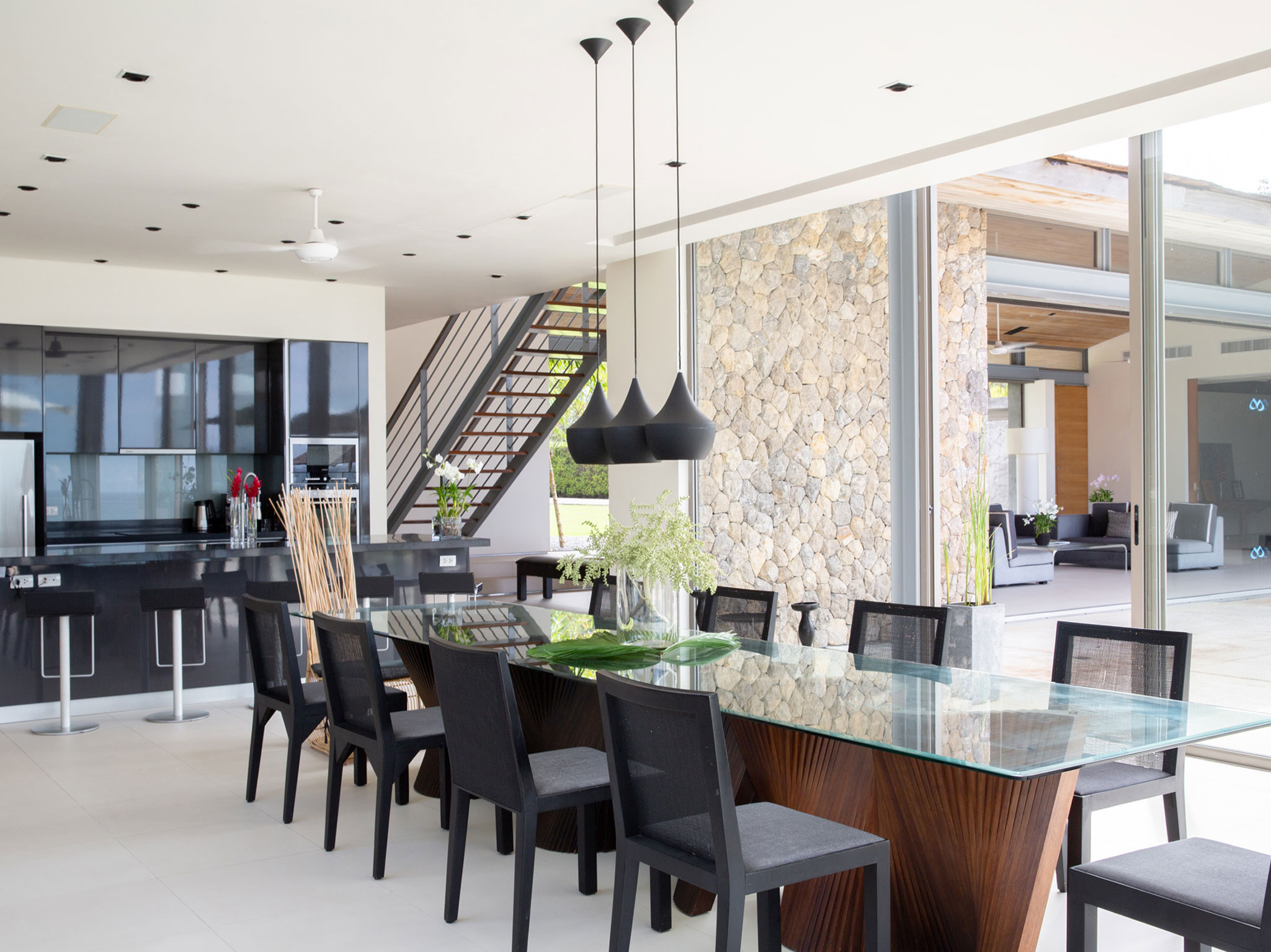 006 Villa Essenza - Dining and kitchen area