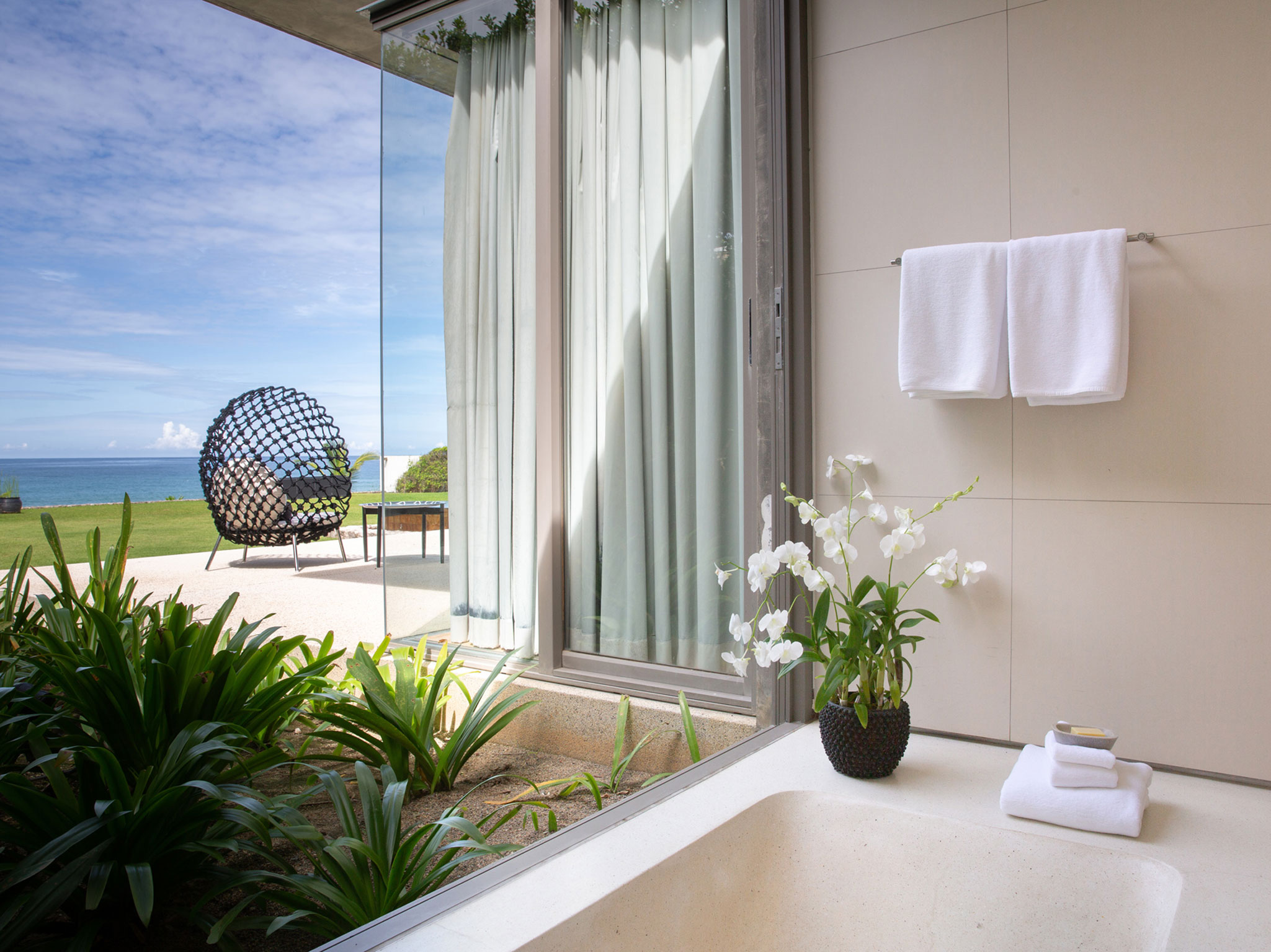 008 Villa Essenza - Bath tub with sea view