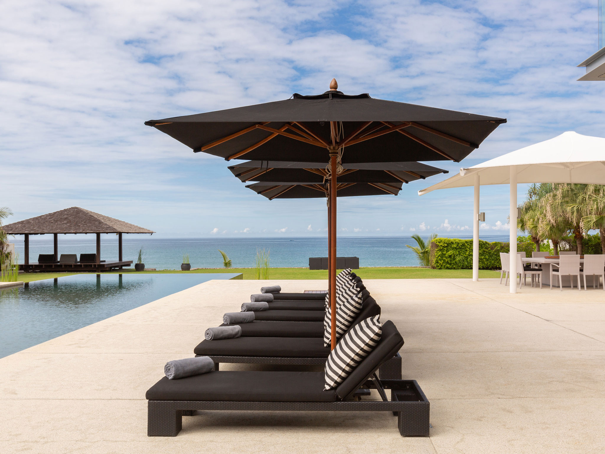 016 Villa Essenza - Luxury poolside area