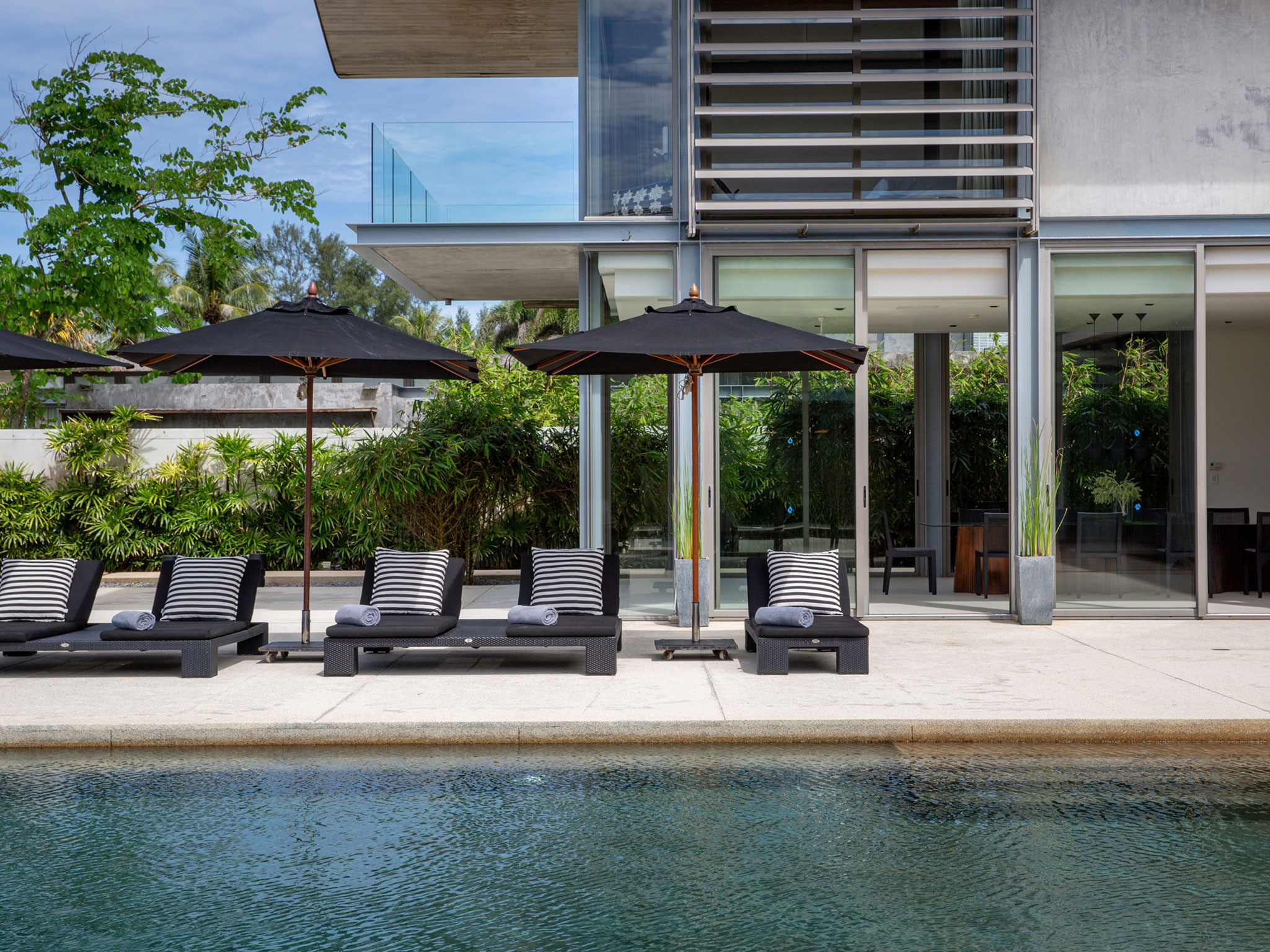 017 Villa Essenza - Poolside terrace