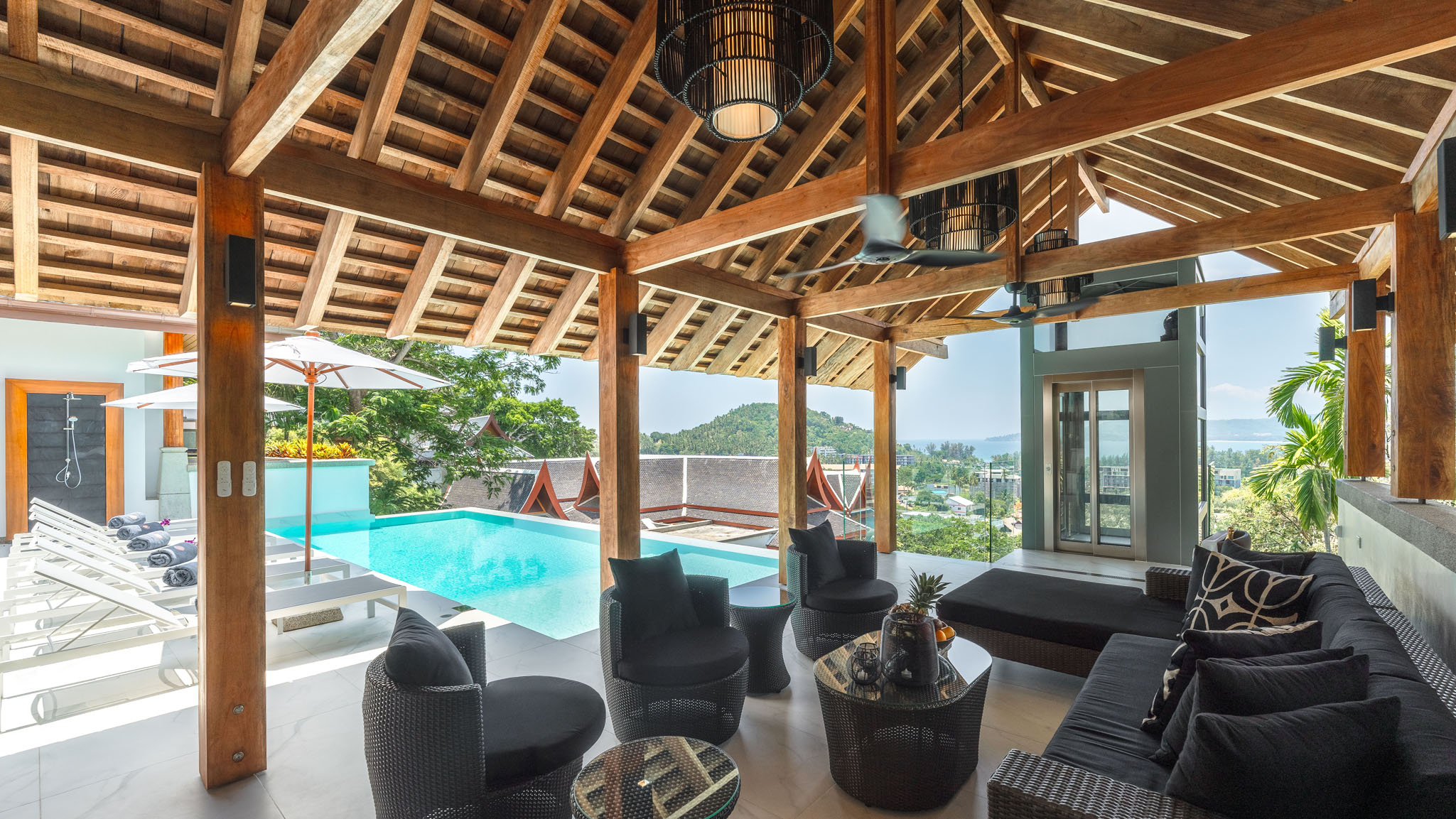 02 Sea View Zenith - Breezy open living spaces