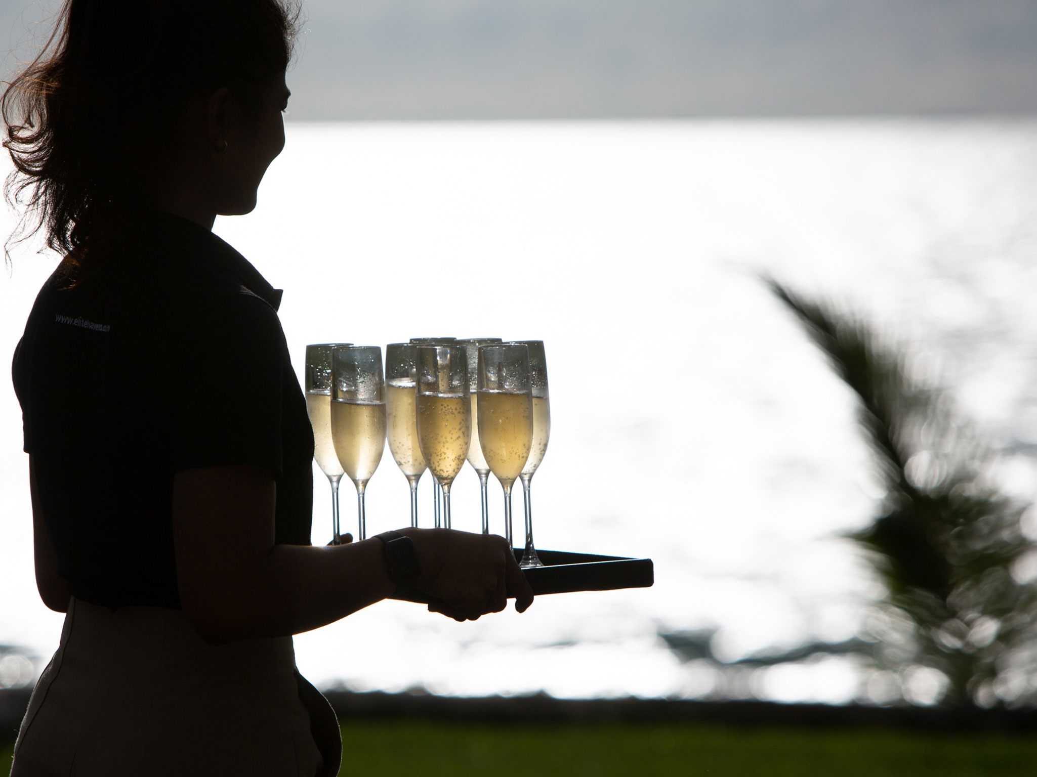 021 Villa Essenza - Serving refreshing drinks