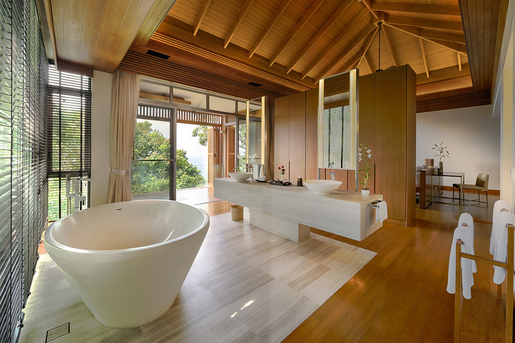 04-Baan-Banyan-Suite-Room-2-Bathtub-and-Vanity