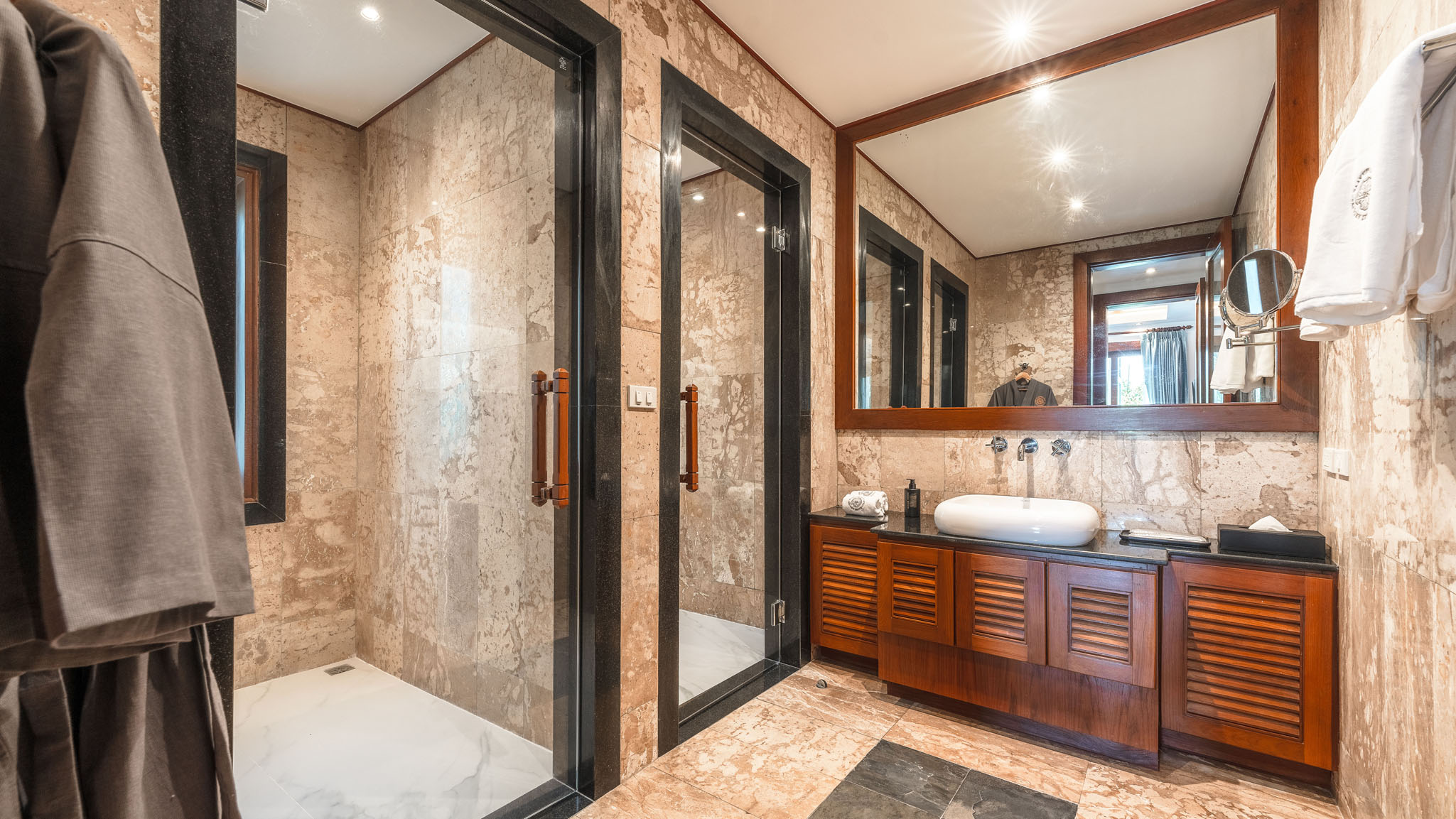 31 Sea View Zenith - Opulent ensuite bathroom