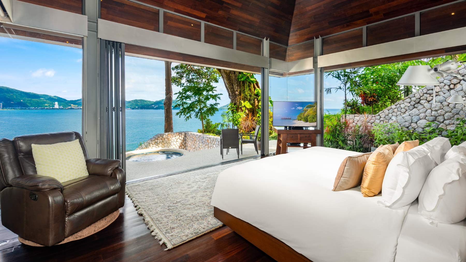 41-Villa-Rom-Trai-Master-Room