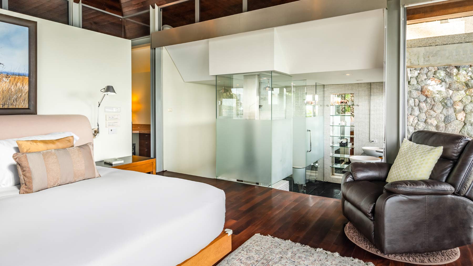 44-Villa-Rom-Trai-Master-Room.jpg