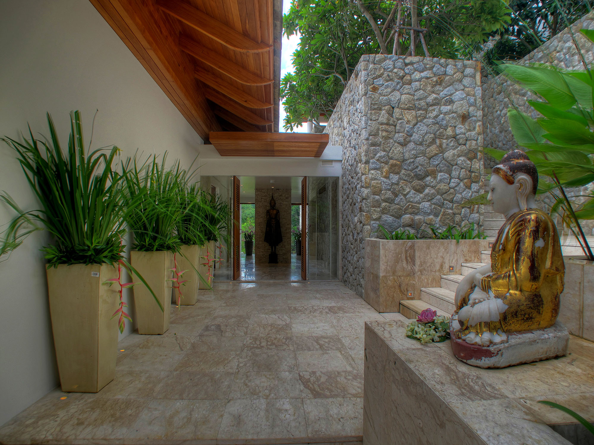 6. Villa Minh - Grand entrance