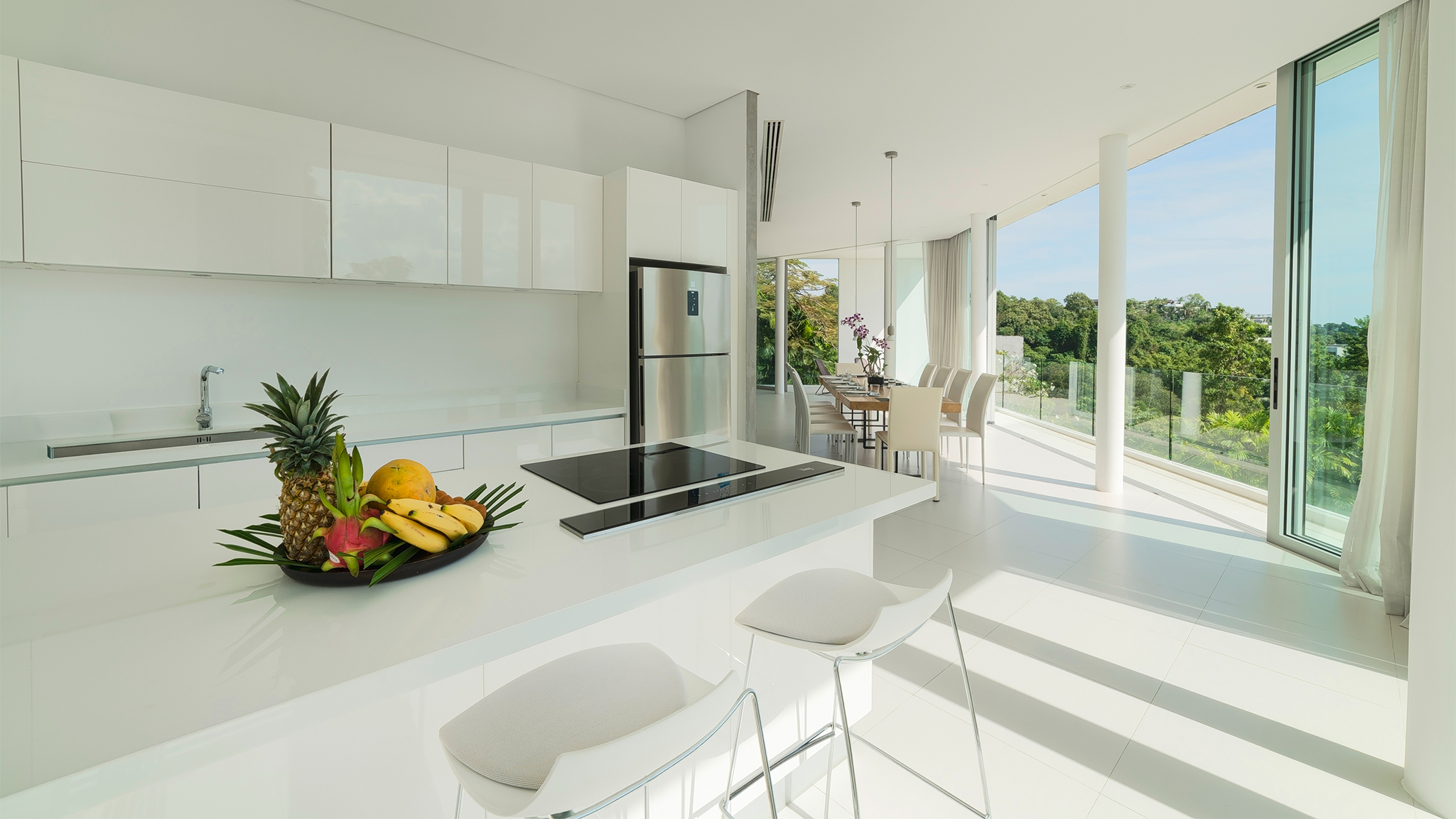 04 Villa Abiente - Airy kitchen and dining area overlooking the bay