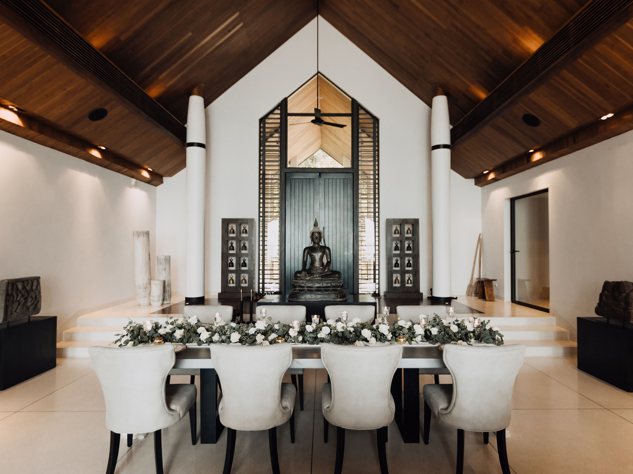 07 Naam Sawan - Inviting dining area