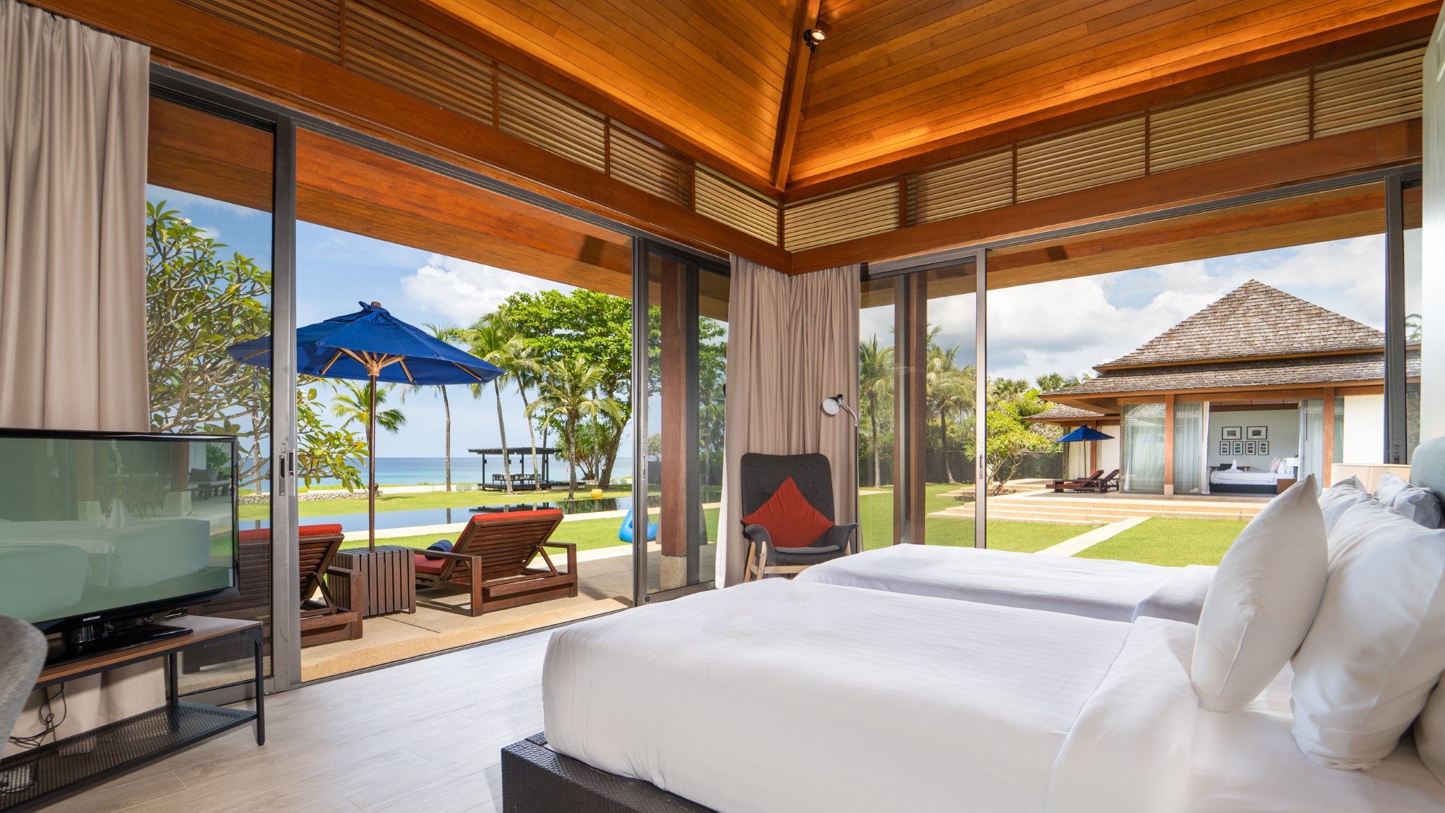 08 Jivana Beach Villas - Villa Jia - twin bed looking over the pool and ocean