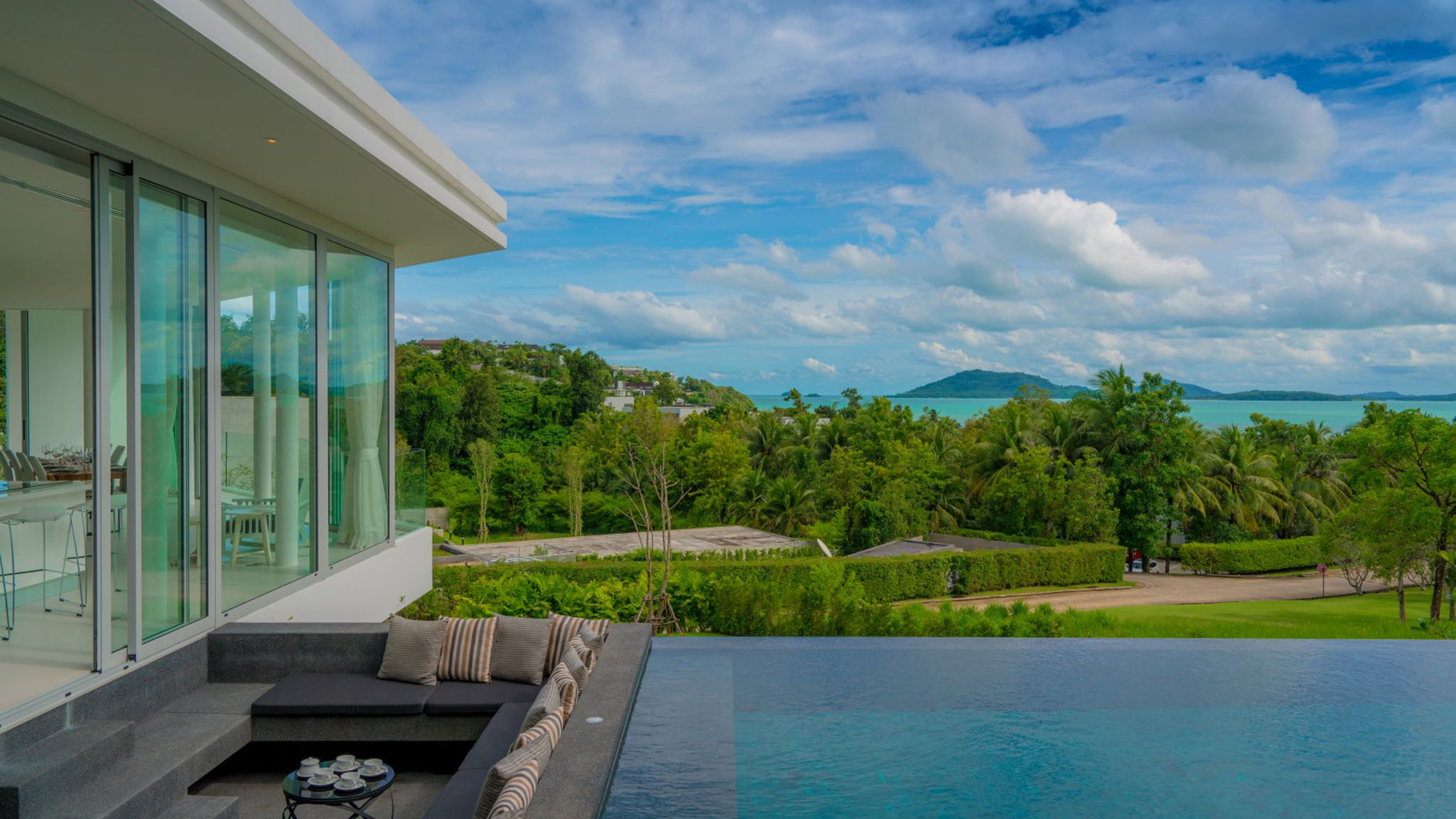 14 Villa Abiente - Poolside sunken sala by the kitchen