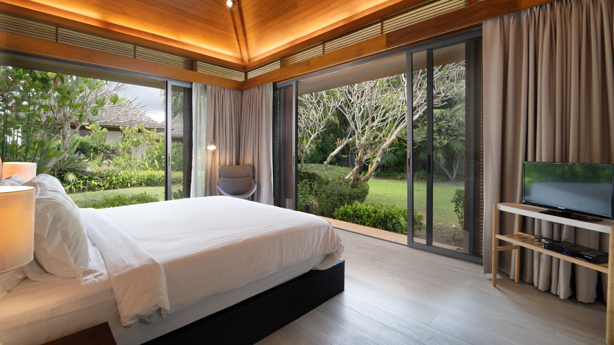 19 Jivana Beach Villas -Villa Jia - Guest bedroom by the garden