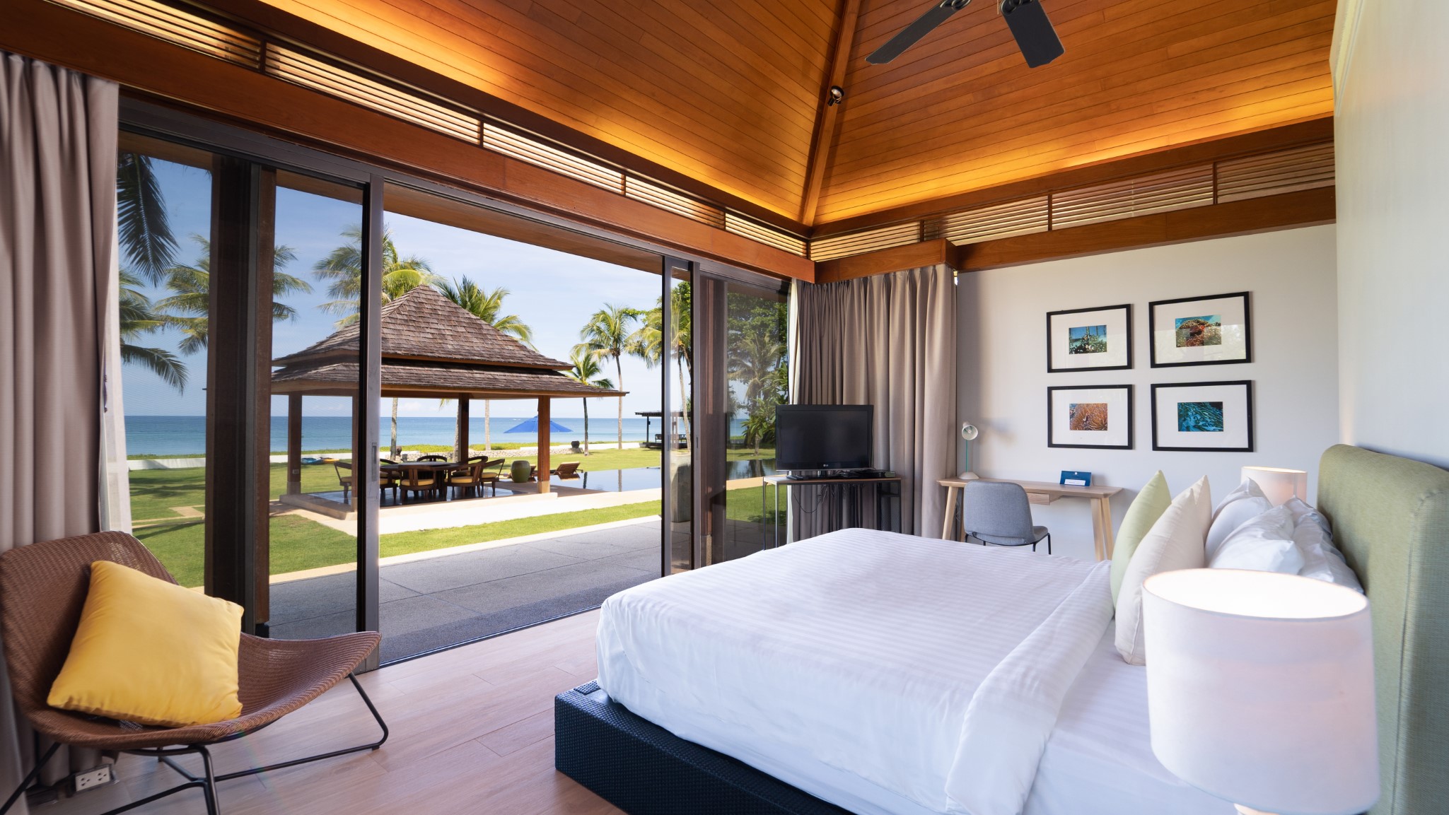 21 Villa Jia - Guest bedroom with pool and sea view