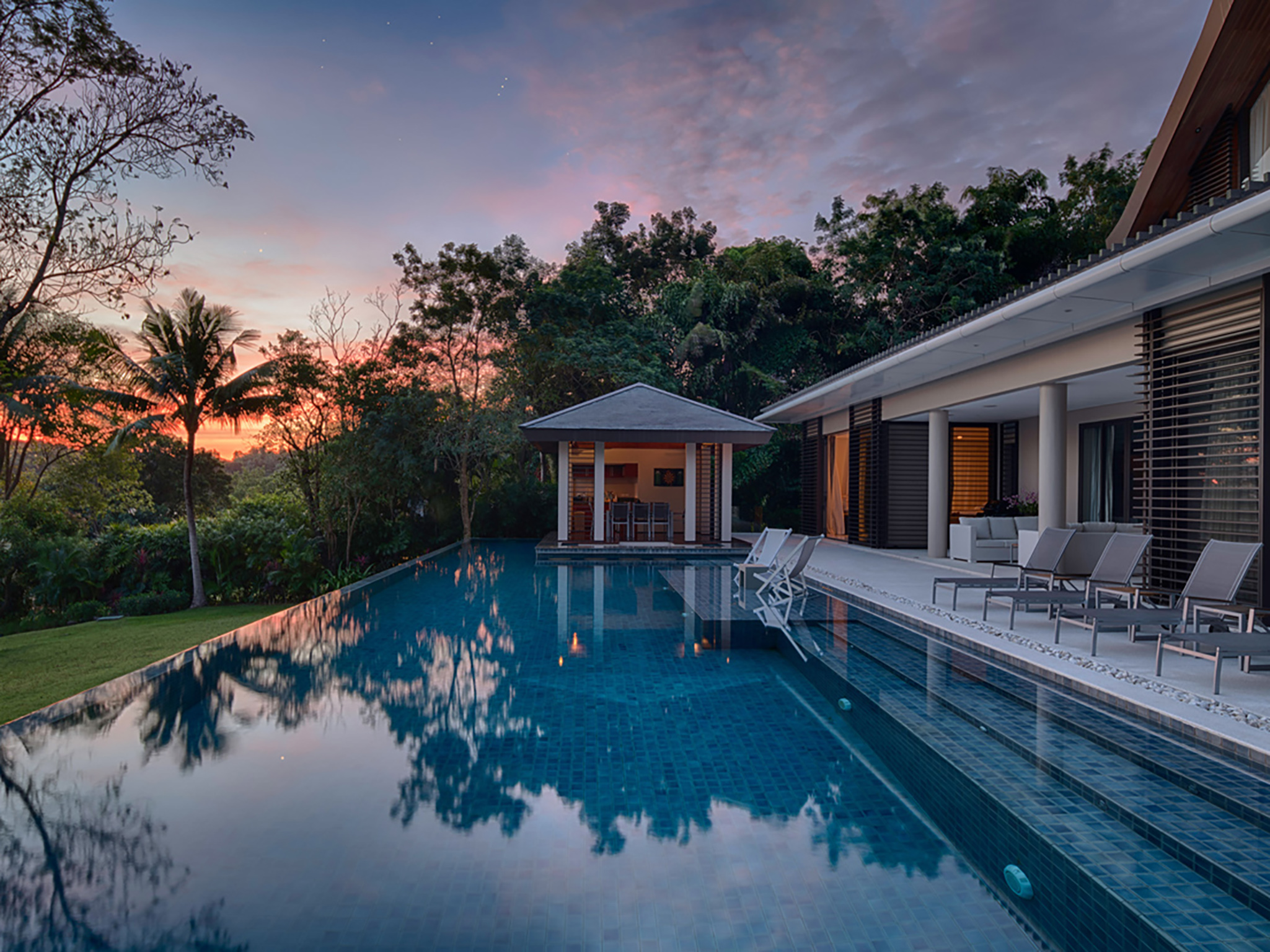 32 Naam Sawan - Grand villa at dusk