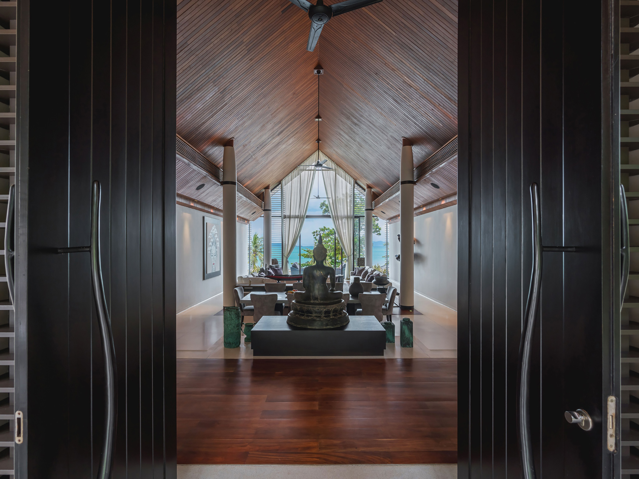 36 Naam Sawan - Cathedral-like living and dining area