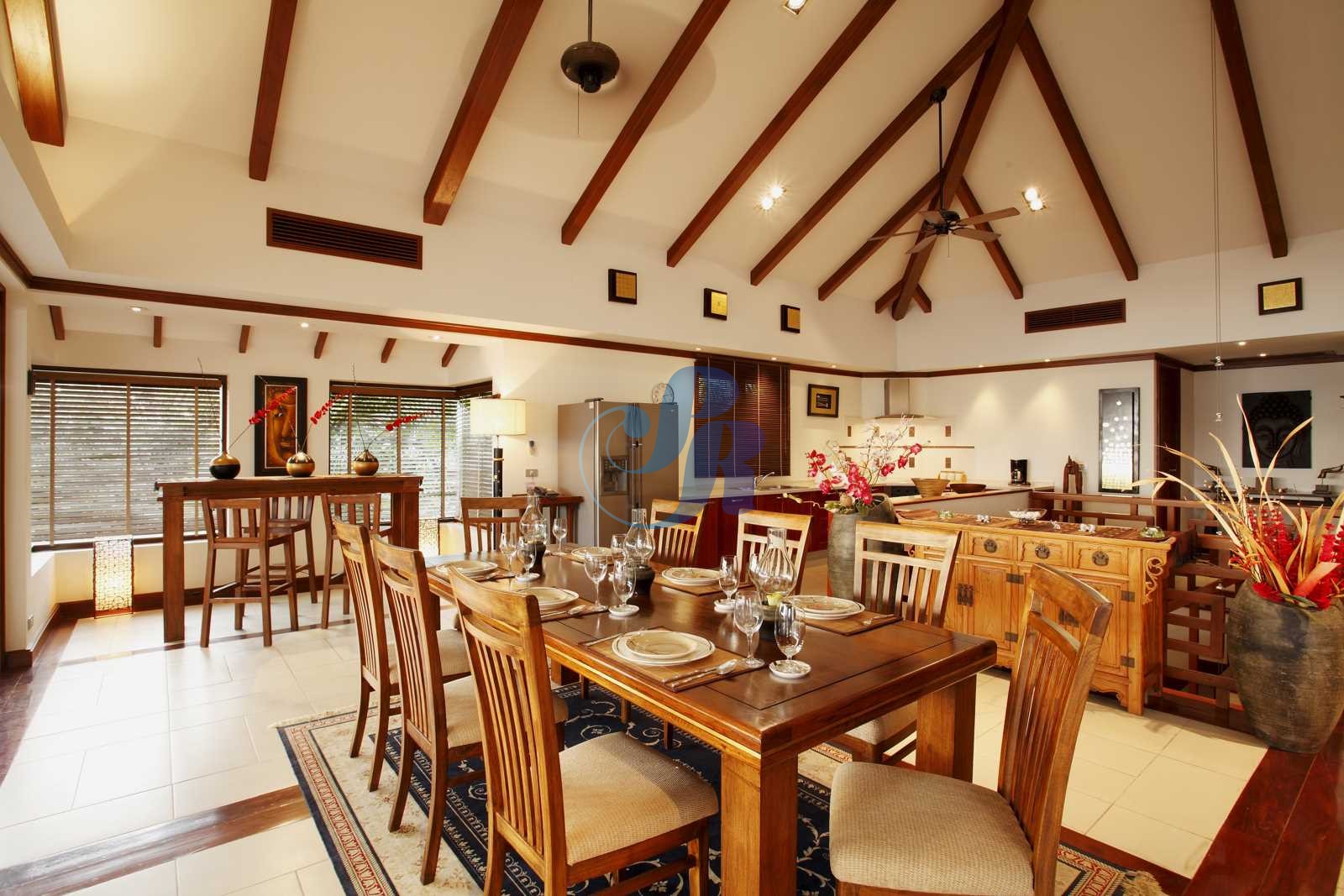 Dining-005-optim_0__WatermarkWyIiLCJjZW50ZXIiLDAsMF0