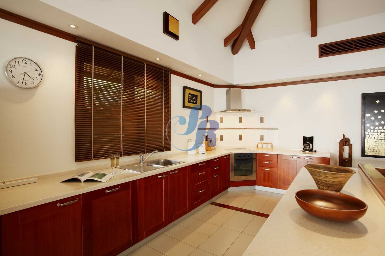 Kitchen-001-optim_0__WatermarkWyIiLCJjZW50ZXIiLDAsMF0