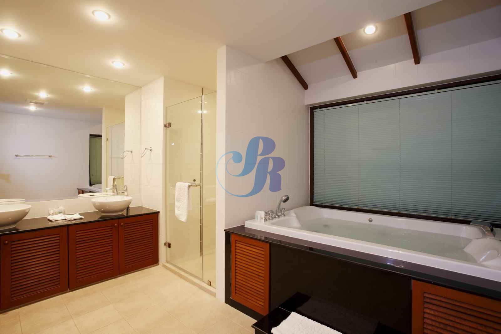 Room-1-005-optim_0_1__WatermarkWyIiLCJjZW50ZXIiLDAsMF0