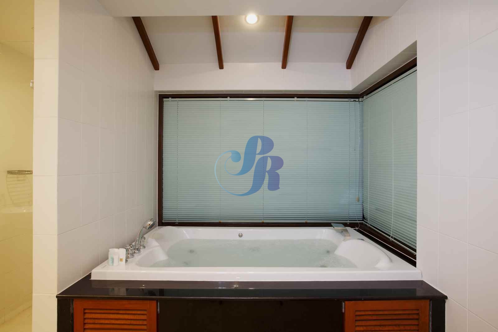 Room-1-006-optim__WatermarkWyIiLCJjZW50ZXIiLDAsMF0