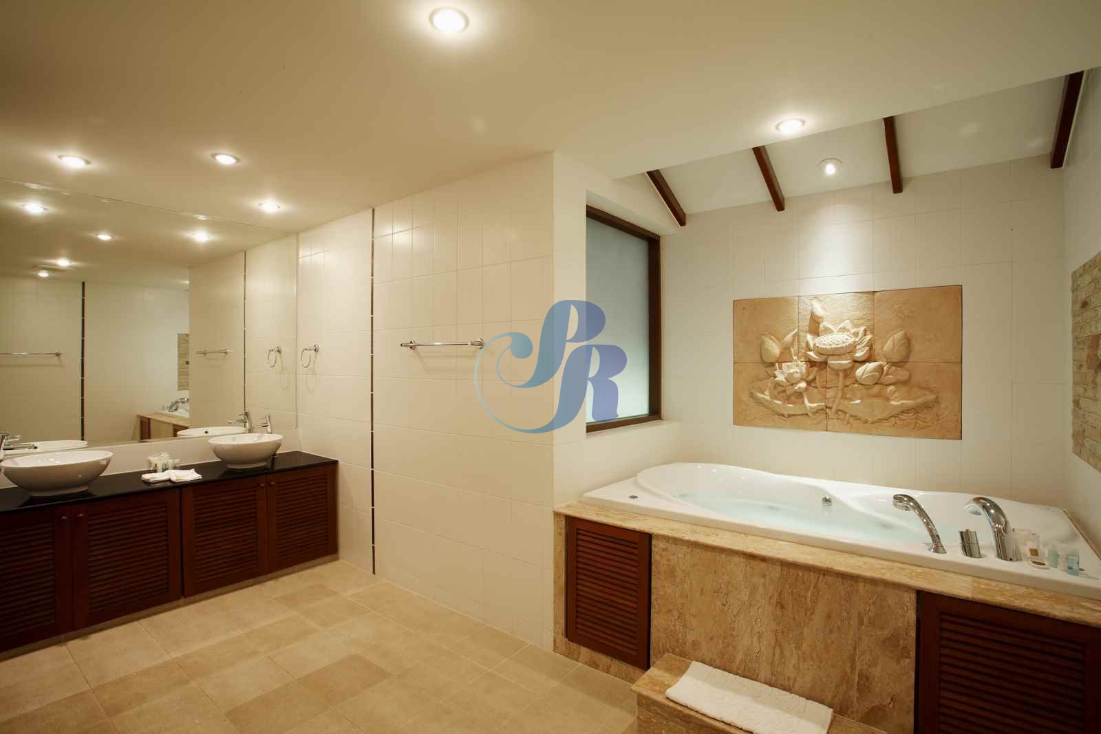 Room-2-005-optim_0_0__WatermarkWyIiLCJjZW50ZXIiLDAsMF0