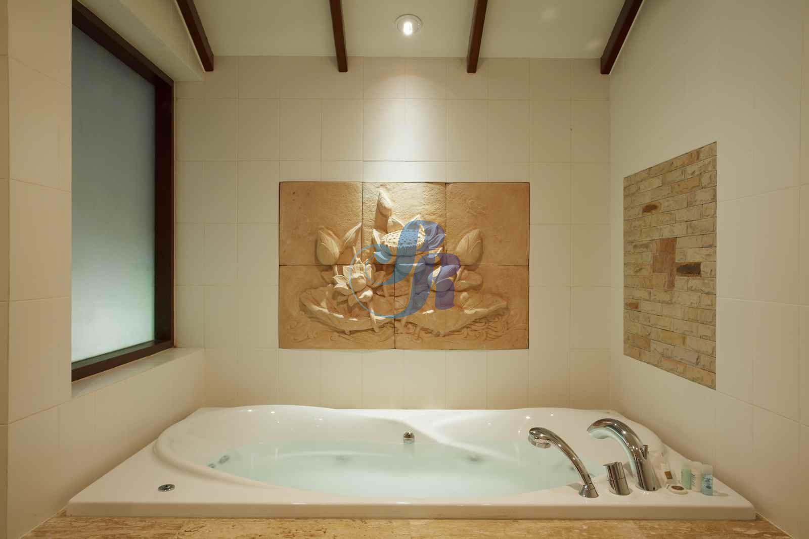 Room-2-007-optim_0_1__WatermarkWyIiLCJjZW50ZXIiLDAsMF0