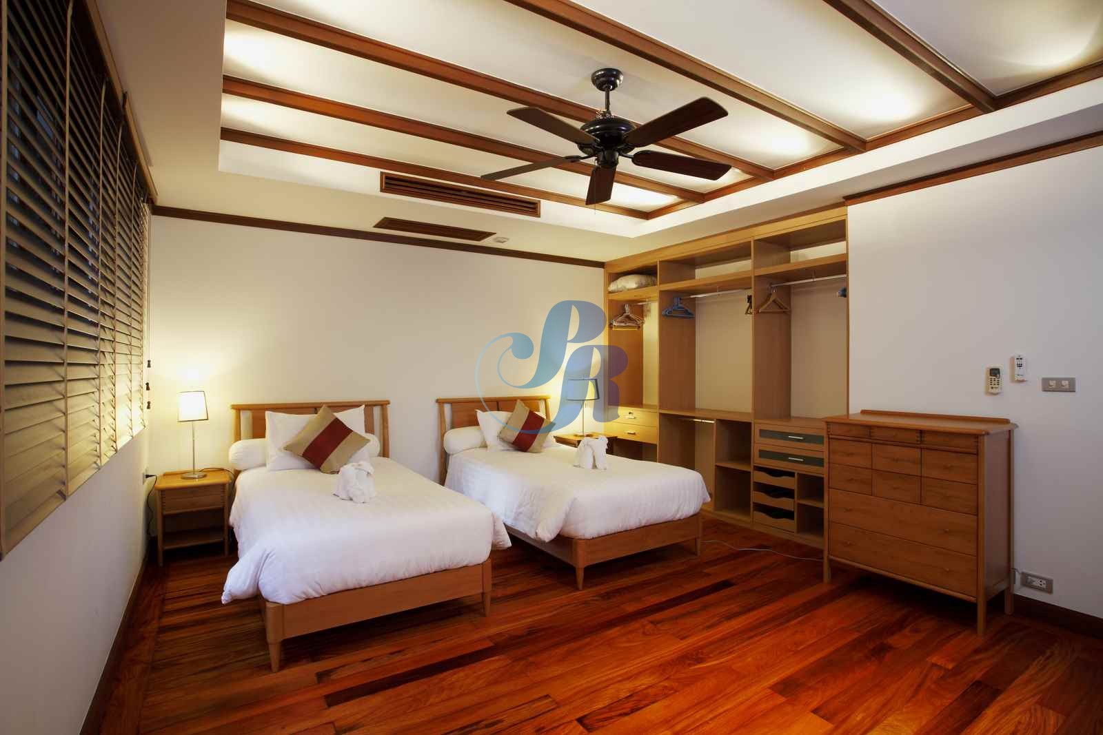 Room-3-004-optim__WatermarkWyIiLCJjZW50ZXIiLDAsMF0