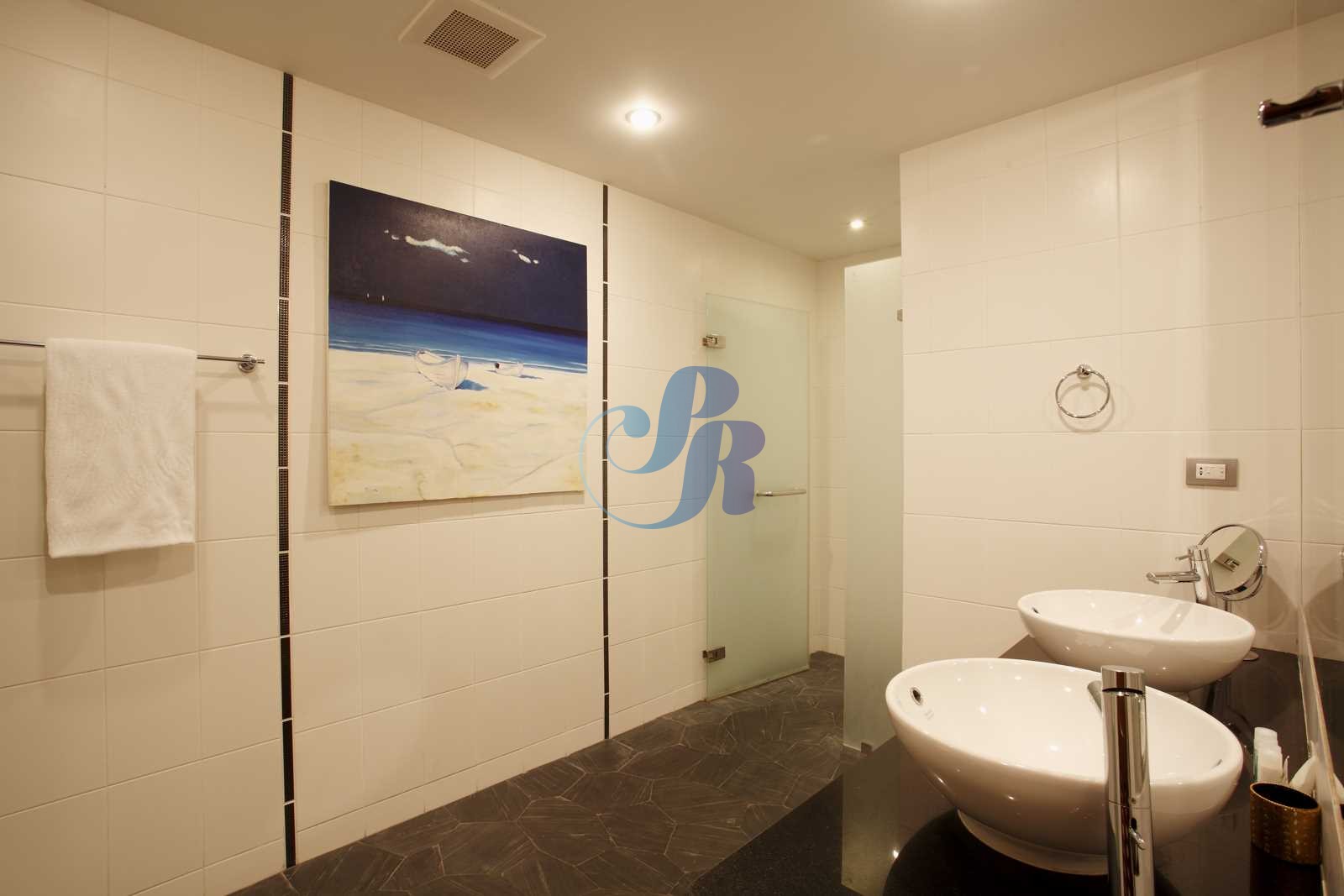 Room-3-005-optim_3__WatermarkWyIiLCJjZW50ZXIiLDAsMF0