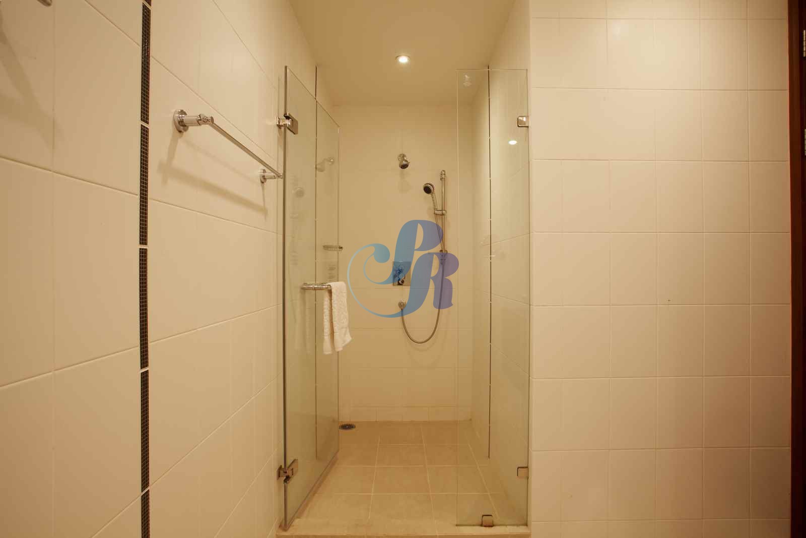 Room-3-008-optim__WatermarkWyIiLCJjZW50ZXIiLDAsMF0