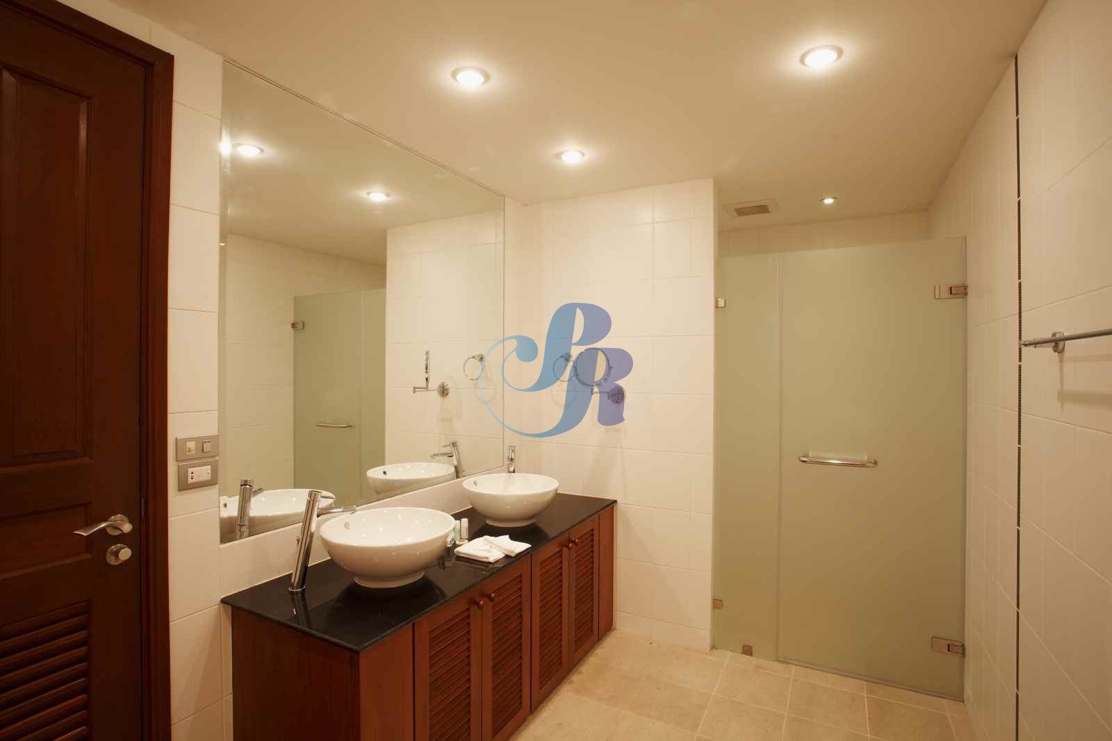 Room-3-009-optim__WatermarkWyIiLCJjZW50ZXIiLDAsMF0