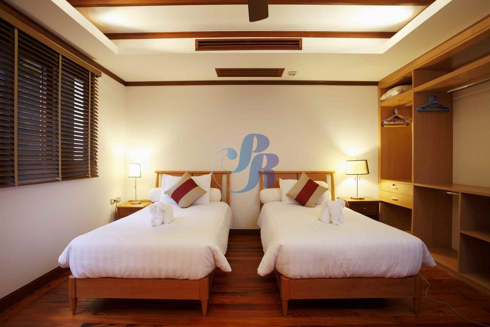Room-3-010-optim__WatermarkWyIiLCJjZW50ZXIiLDAsMF0