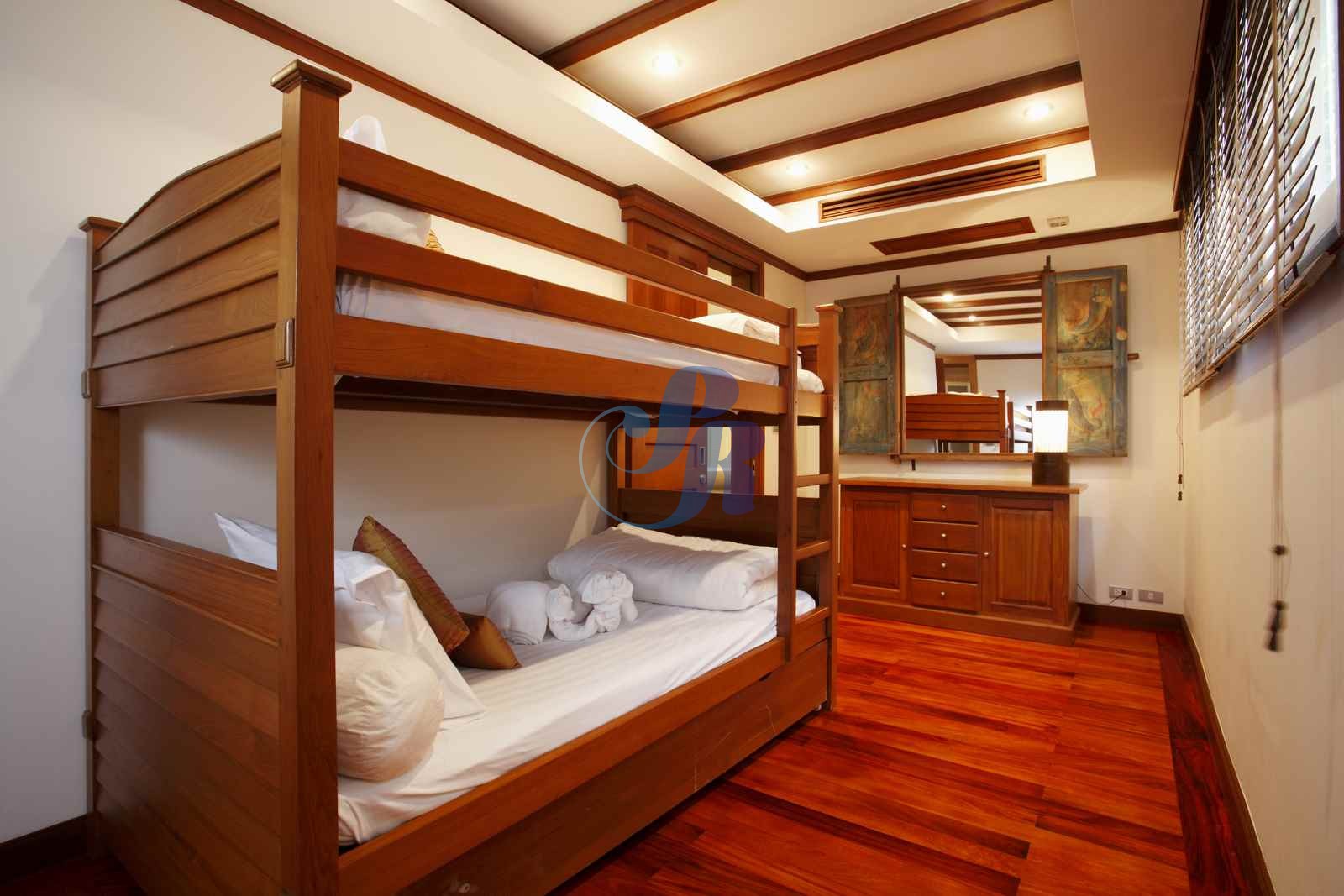 Room-4-001-optim__WatermarkWyIiLCJjZW50ZXIiLDAsMF0