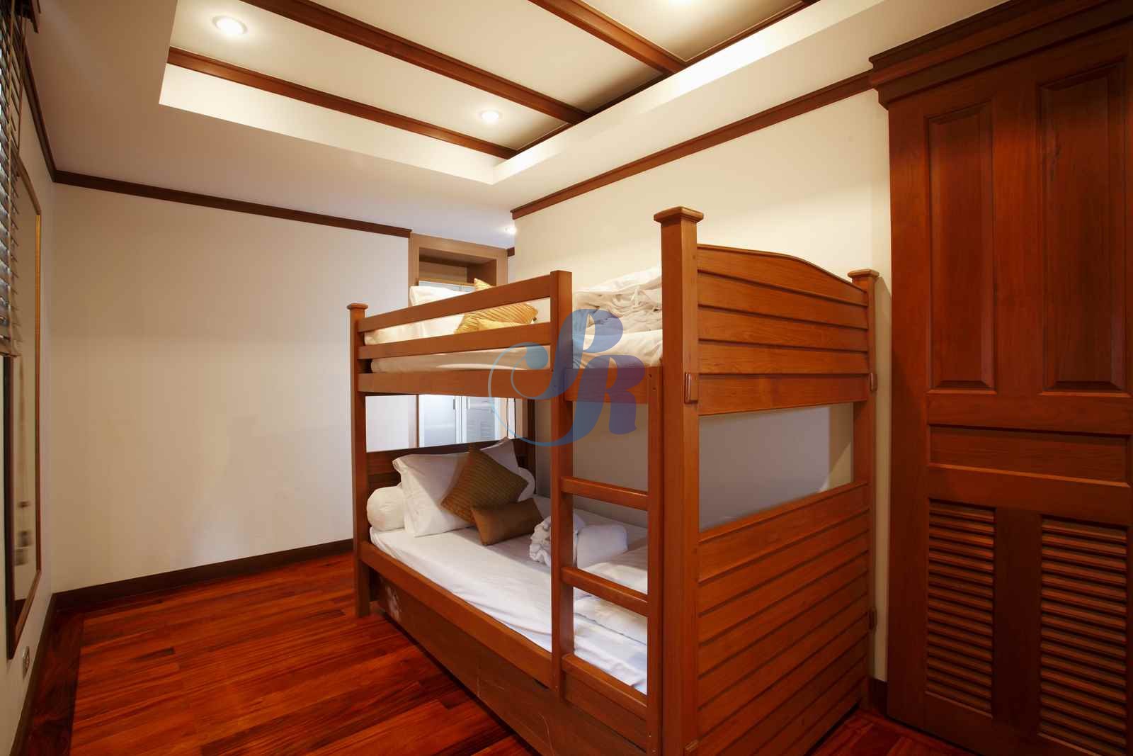 Room-4-003-optim_0_0__WatermarkWyIiLCJjZW50ZXIiLDAsMF0