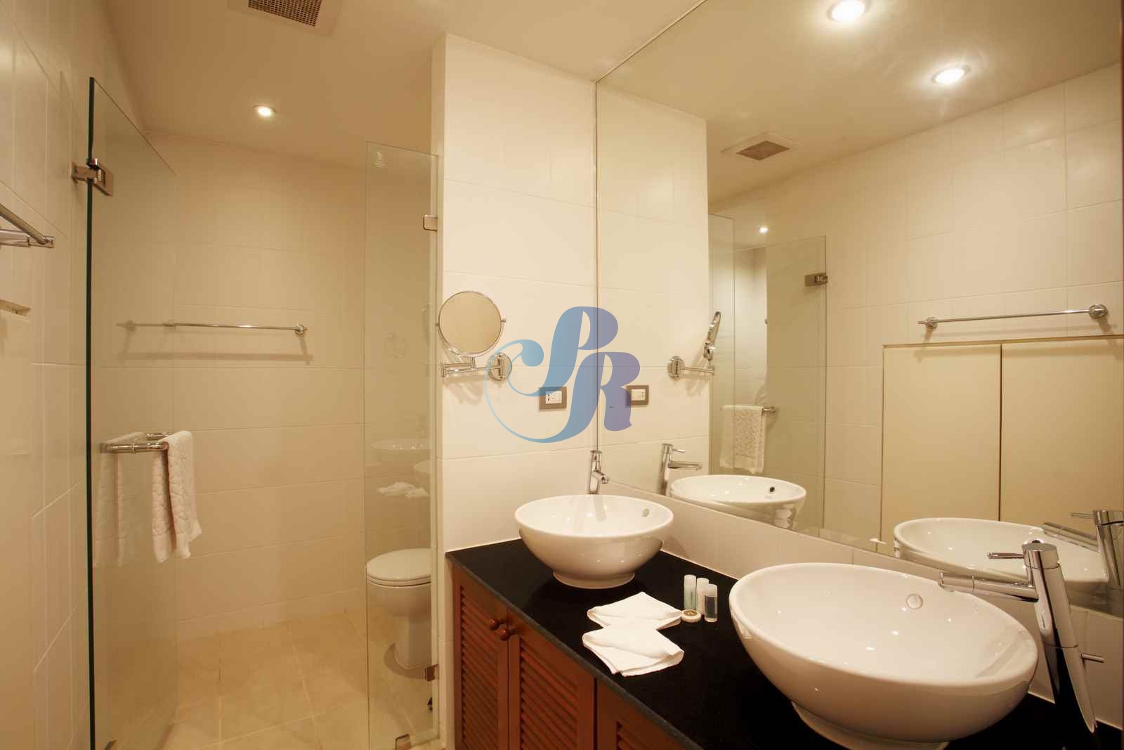Room-4-005-optim_0_0__WatermarkWyIiLCJjZW50ZXIiLDAsMF0