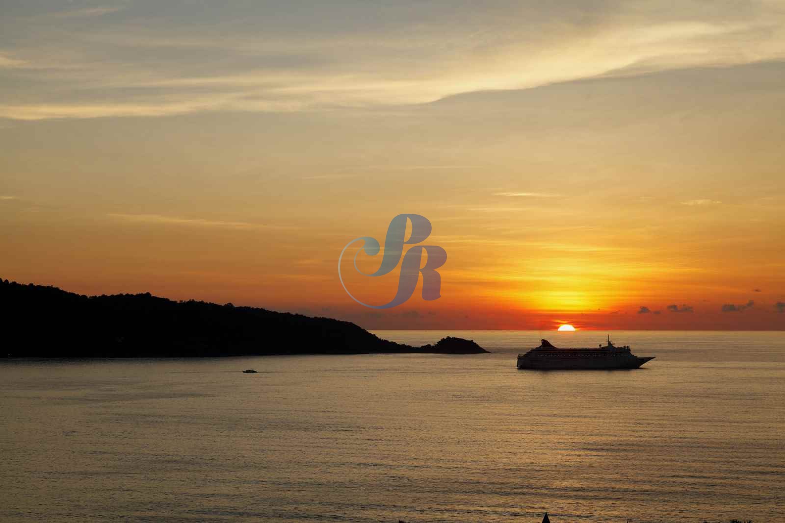 Sunset-Pool-Night-006-optim__WatermarkWyIiLCJjZW50ZXIiLDAsMF0