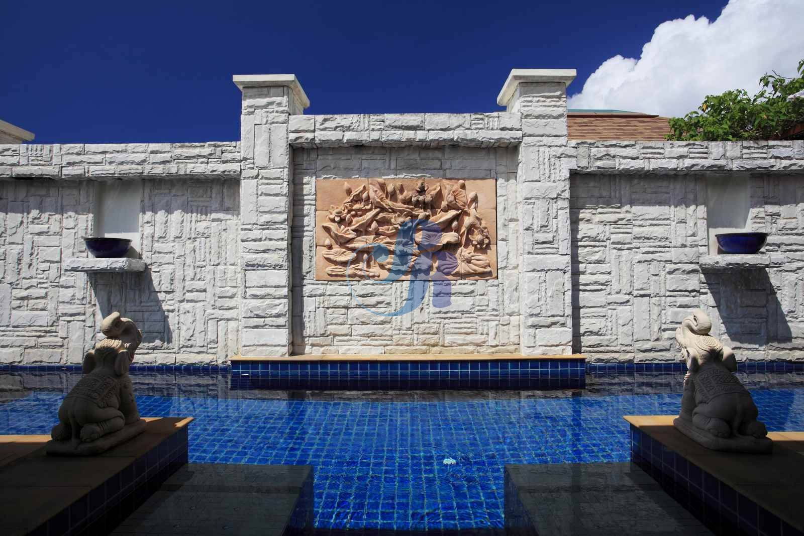 View-Pool-day-006-optim__WatermarkWyIiLCJjZW50ZXIiLDAsMF0