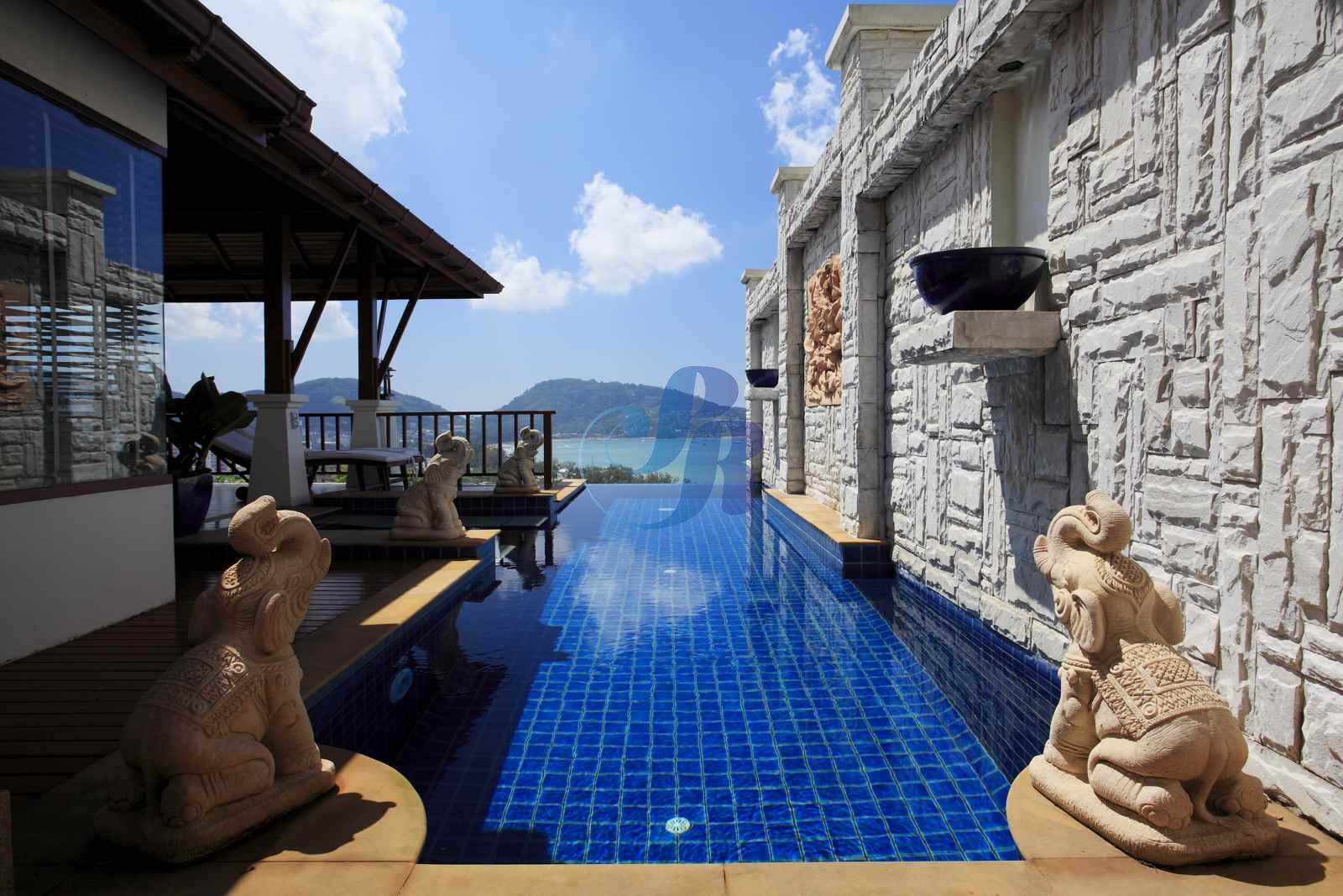 View-Pool-day-008-optim__WatermarkWyIiLCJjZW50ZXIiLDAsMF0
