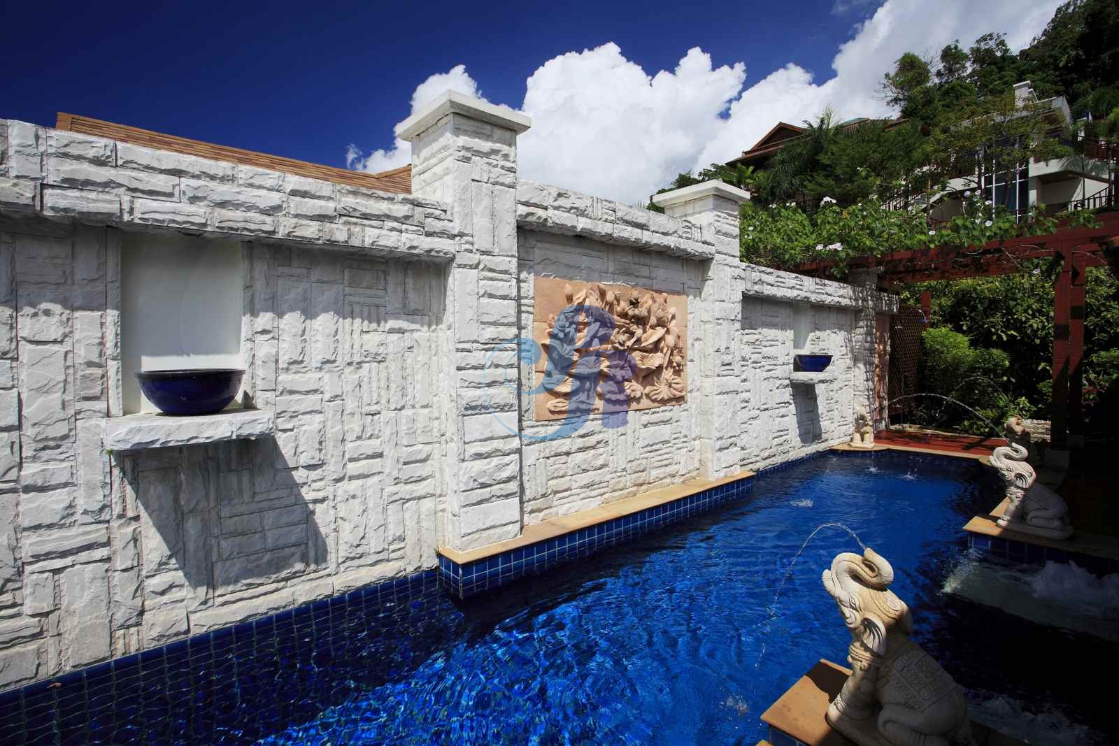 View-Pool-day-010-optim__WatermarkWyIiLCJjZW50ZXIiLDAsMF0